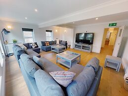 Stunning 8-bed House With Sea & Beach Views