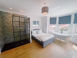 Stunning 8-bed House With Sea & Beach Views