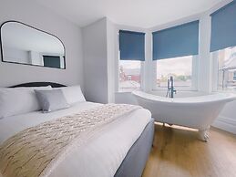 Stunning 8-bed House With Sea & Beach Views