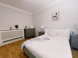 Stunning 8-bed House With Sea & Beach Views