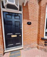 Stunning 8-bed House With Sea & Beach Views