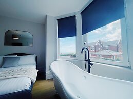 Stunning 8-bed House With Sea & Beach Views