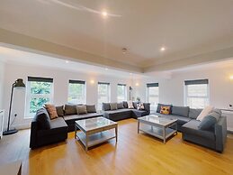 Stunning 8-bed House With Sea & Beach Views