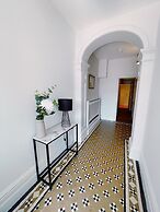 Stunning 8-bed House With Sea & Beach Views