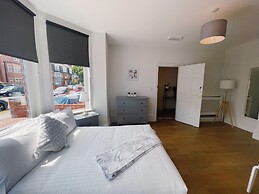 Stunning 8-bed House With Sea & Beach Views