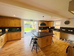 Stunning 8-bed House With Sea & Beach Views