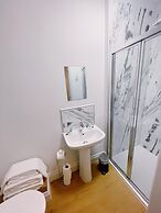 Stunning 8-bed House With Sea & Beach Views