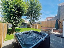 Stunning 8-bed House With Sea & Beach Views