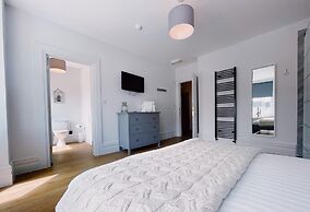 Stunning 8-bed House With Sea & Beach Views