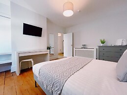 Stunning 8-bed House With Sea & Beach Views