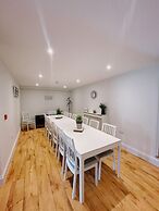 Stunning 8-bed House With Sea & Beach Views