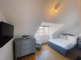 Stunning 8-bed House With Sea & Beach Views