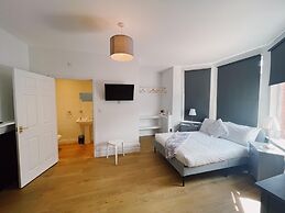 Stunning 8-bed House With Sea & Beach Views