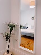 Stunning 8-bed House With Sea & Beach Views