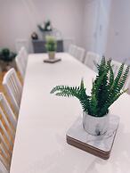 Stunning 8-bed House With Sea & Beach Views