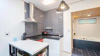 Gapyeong Gamseong216 Poolvilla Pension