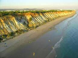 Iconic Apartment with 2 bedrooms & full kitchen 2 Apts by RedAwning