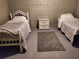 N Gladstone Rental Minutes to Downtown Perfect for Families or Busines