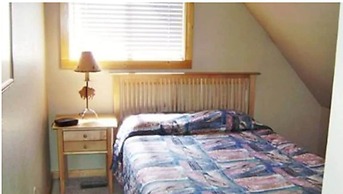 Entire Charming Cabin With Lake And Mountain View for 10 People