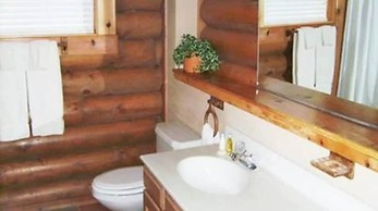 Entire Charming Cabin With Lake And Mountain View for 10 People