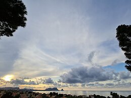 Burdi House Apartment Surrounded by Greenery and Tranquility Near the 