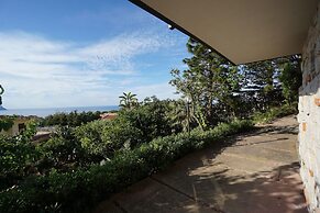 Burdi House Apartment Surrounded by Greenery and Tranquility Near the 