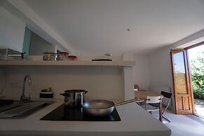 Burdi House Apartment Surrounded by Greenery and Tranquility Near the 