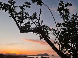 Burdi House Apartment Surrounded by Greenery and Tranquility Near the 