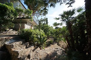 Burdi House Apartment Surrounded by Greenery and Tranquility Near the 