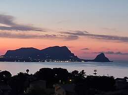 Burdi House Apartment Surrounded by Greenery and Tranquility Near the 