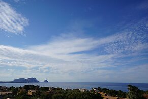 Burdi House Apartment Surrounded by Greenery and Tranquility Near the 