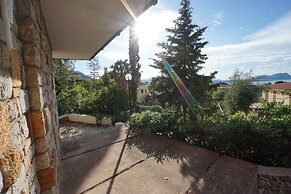 Burdi House Apartment Surrounded by Greenery and Tranquility Near the 