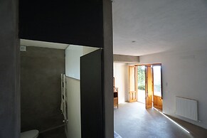 Burdi House Apartment Surrounded by Greenery and Tranquility Near the 