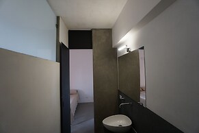 Burdi House Apartment Surrounded by Greenery and Tranquility Near the 