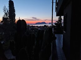 Burdi House Apartment Surrounded by Greenery and Tranquility Near the 