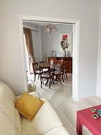 A Stroll to the Acropolis Athenian Homes