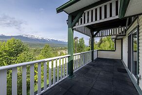 Golden Mountain View Suites