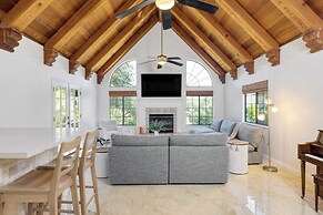 Burgundy by Avantstay Basketball Court, Pool, Hot Tub, Outdoor Kitchen