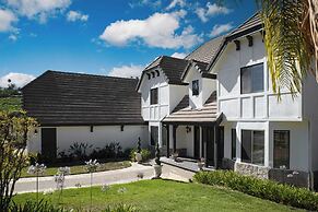 Burgundy by Avantstay Basketball Court, Pool, Hot Tub, Outdoor Kitchen