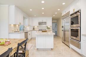 Burgundy by Avantstay Basketball Court, Pool, Hot Tub, Outdoor Kitchen