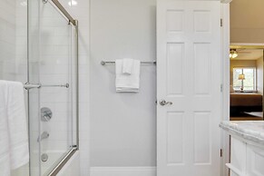 Burgundy by Avantstay Basketball Court, Pool, Hot Tub, Outdoor Kitchen