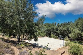 Burgundy by Avantstay Basketball Court, Pool, Hot Tub, Outdoor Kitchen