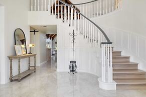 Burgundy by Avantstay Basketball Court, Pool, Hot Tub, Outdoor Kitchen