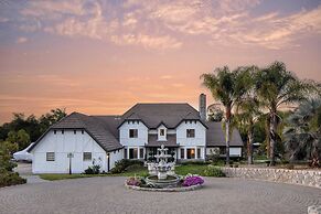 Burgundy by Avantstay Basketball Court, Pool, Hot Tub, Outdoor Kitchen