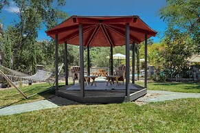 Burgundy by Avantstay Basketball Court, Pool, Hot Tub, Outdoor Kitchen