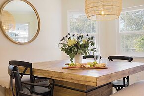 Burgundy by Avantstay Basketball Court, Pool, Hot Tub, Outdoor Kitchen