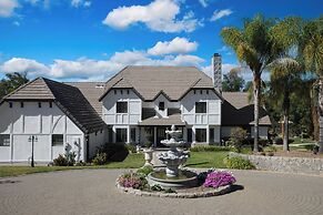 Burgundy by Avantstay Basketball Court, Pool, Hot Tub, Outdoor Kitchen