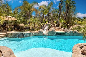 Burgundy by Avantstay Basketball Court, Pool, Hot Tub, Outdoor Kitchen