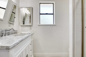 Burgundy by Avantstay Basketball Court, Pool, Hot Tub, Outdoor Kitchen