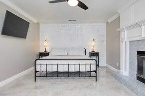 Burgundy by Avantstay Basketball Court, Pool, Hot Tub, Outdoor Kitchen